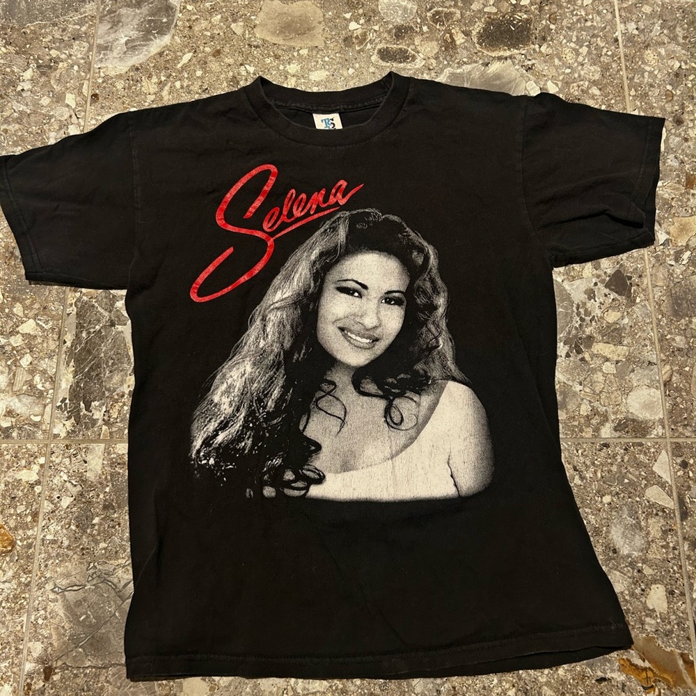 SELENA Vintage Early 2000s Tee Great condition - Men’s Small